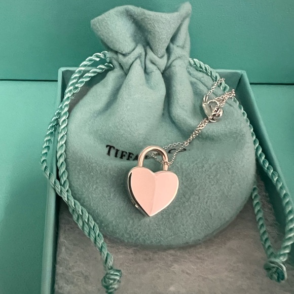 🌸🌸 Authentic Tiffany & Co. Heart Lock Pendant - Picture 1 of 11
